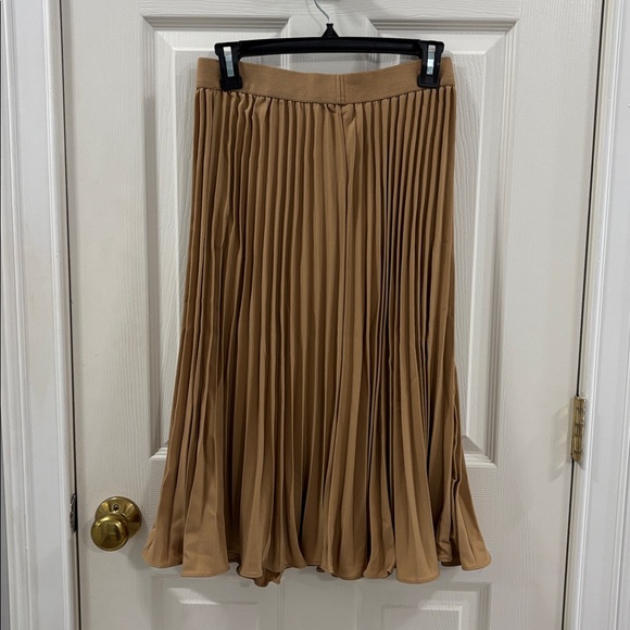 Elegant Tan Pleated Skirt - Picture 3 of 3